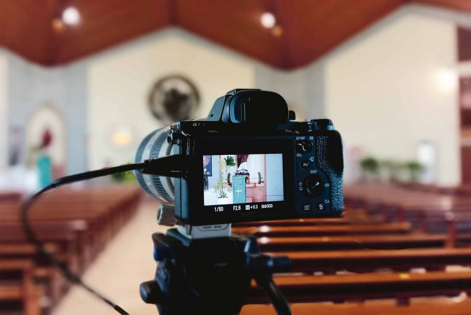 Moderne mediatechnologie heeft zijn weg gevonden naar kerken. Hoe kunnen het geluid en de sfeer van een plaats van aanbidding behouden blijven en overgebracht worden naar de gemeenschap thuis?